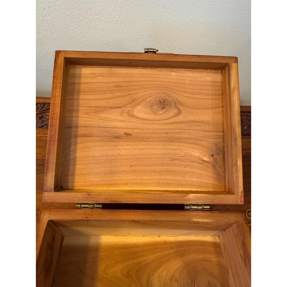Vintage Cedar Keepsake Box with Floral Transfer Lid‎